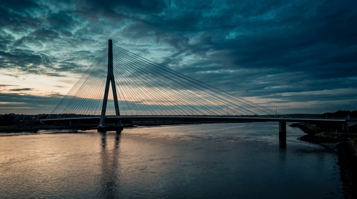 Illustration : pont à haubans à mât unique au crépuscule